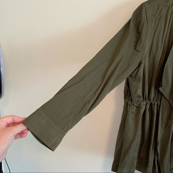 En Creme Green Cascade Front Lightweight Jacket - Picture 2 of 6